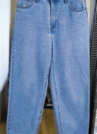Светло-голубые джинсы бренда levi's 8