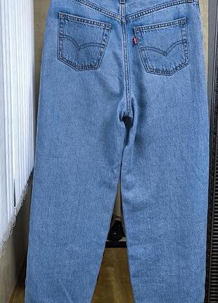 Светло-голубые джинсы бренда levi's 9