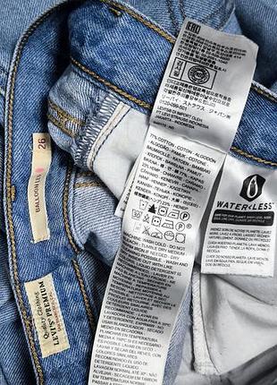 Светло-голубые джинсы бренда levi's 10