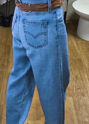Светло-голубые джинсы бренда levi's 5