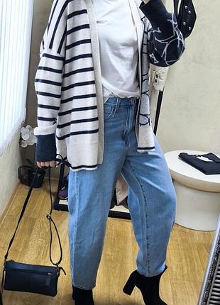 Светло-голубые джинсы бренда levi's 3