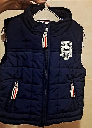 Жилетка демісезон tommy hilfiger на 18 місяців.