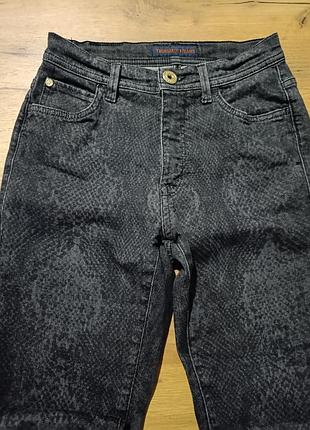 Оригінальні джинси скінні trussardi jeans (розмір s/m, it 42) зі зміїним принтом.