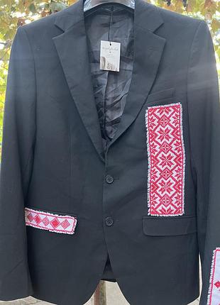 Чорний піджак жіночий з вишивкою
