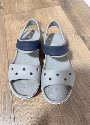 Босоніжки та сандалі для дітей crocs j3 сірі з синім