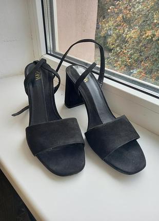 Замшевые босоножки zara
