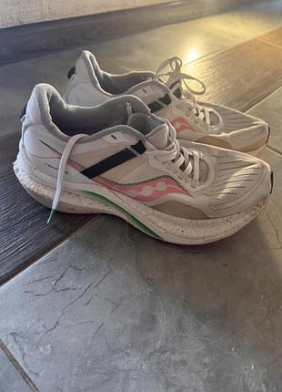 Кросівки чоловічі saucony carbon 40 білий