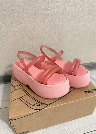 Босоніжки рожеві melissa airbubble platform