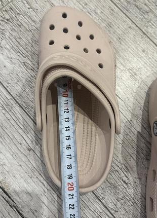 Шльопанці для дівчинки crocs бежеві 7