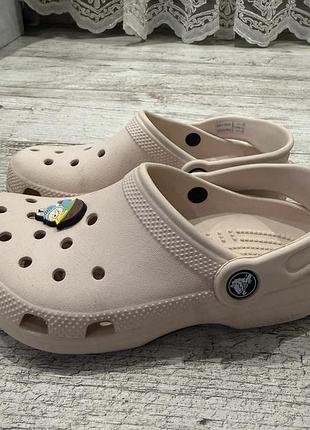 Шльопанці для дівчинки crocs бежеві 5