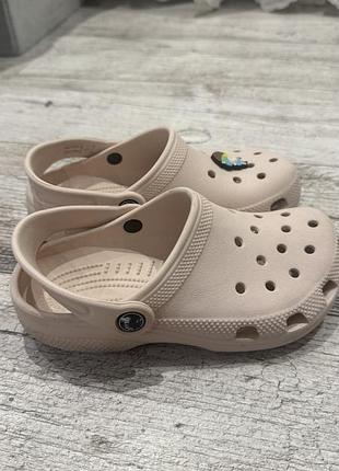Шльопанці для дівчинки crocs бежеві 3