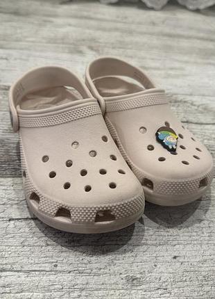 Шльопанці для дівчинки crocs бежеві 2