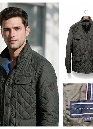 Стеганая куртка оливкового цвета с ромбовидным узором бренда tommy hilfiger с четырьмя накладными карманами с клапанами и воротником-стойкой. xxl