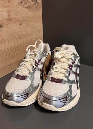 Кросівки жіночі asics сріблясті з бордовими акцентами