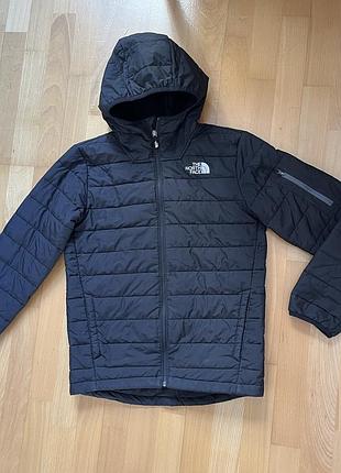 Чорна стьобана куртка the north face з капюшоном і налокотником/кишенею на рукаві.