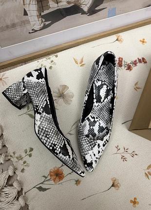 Женские  туфли-лодочки zara  черно-белым змеиным принтом острым носом