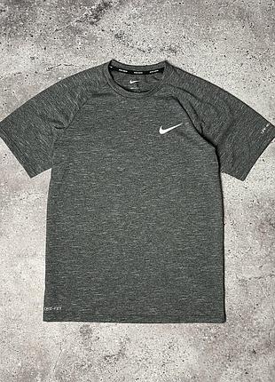 Чоловіча спортивна футболка nike dri-fit running / оригінал / як нова