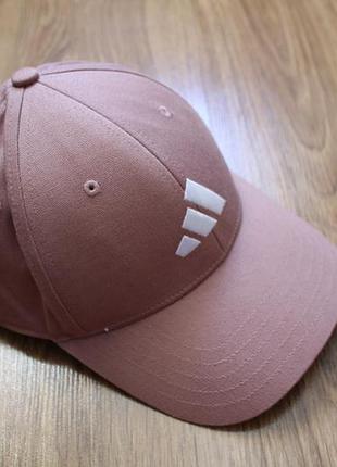 Женская кепка adidas (osfw) | разовая бейсболка адедас new logo baseball cap warm clay