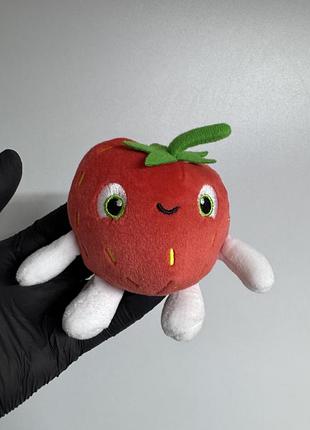 М'яка іграшка berry boo із серії piñata smashlings від компанії toikido. вона виконана у вигляді червоної полунички з зеленим листочком на маківці