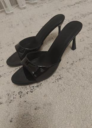 Элегантные лаковые мюли на каблуке-чарочках (kitten heel)