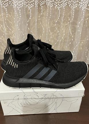 Кросівки жіночі adidas swift run чорні