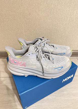 Бігові кросівки hoka