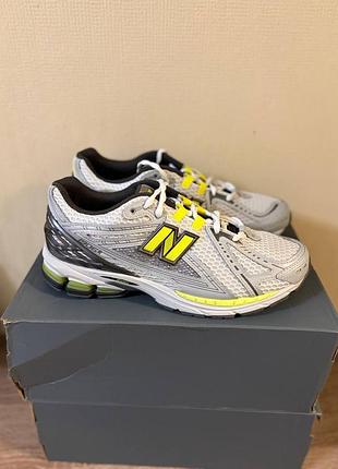 Кросівки чоловічі new balance 1906r сірі з жовтим