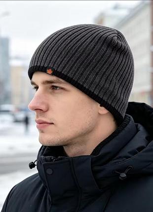 Чоловіча зимова шапка біні на флисі, тепла в’язана шапка з відворотом та логотипом (сіра)
