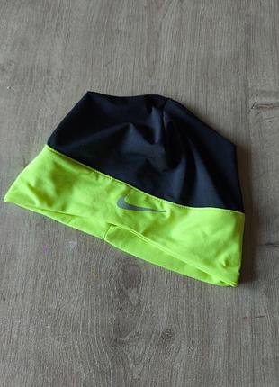 Женская беговая  спортивная шапка nike с прорезью для хвоста.
