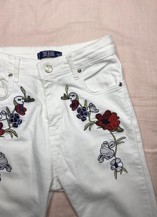 Білі джинси, штани з вишивкою