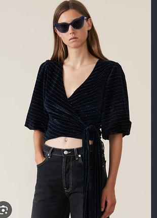 Синий бархатный топ с запахом и люрексом в полоску от бренда ganni striped wrap top
кофта кардиган оксамит  ganni з люрексом