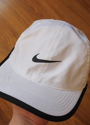 Кепка спортивная унисекс подростковая или на небольшую голову nike club cap featherlight объем 52-56 см