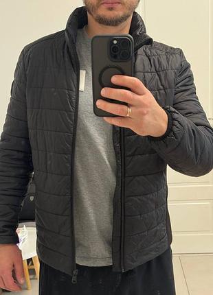Оригінальна куртка calvin klein, чорного кольору, у гарному стані.