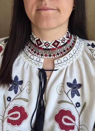 Силянка в білому, сірому та червоному кольорі