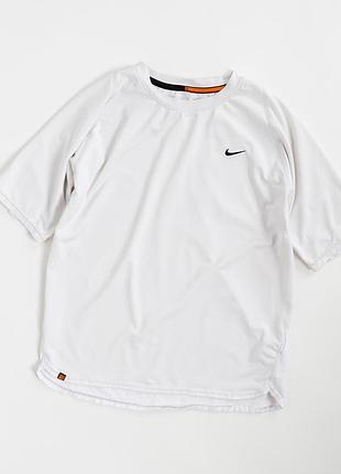 Вінтажна, спортивна футболка nike shox у чистому, білому кольорі з мінімалістичним, чорним логотипом nike на грудях. лаконічний дизайн добре передає