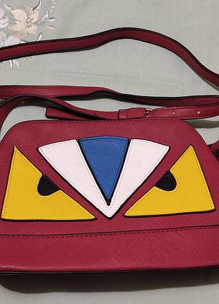 Женская каркасная сумка кросс-боди от итальянского модного дома fendi.