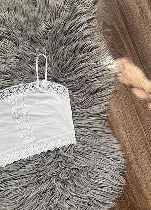 Стильний легкий білий топ на бретелях