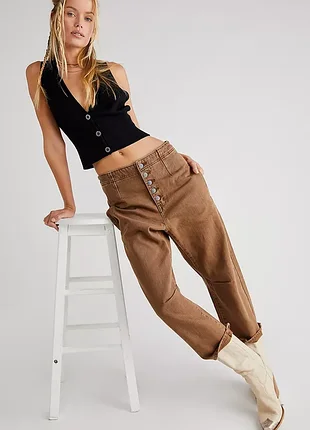 Вільні джинси we the free osaka relaxed jeans у коричневому відтінку tree bark brown з оригінальною застібкою на ґудзиках та виділеними швами
