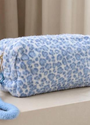 Большая пушистая косметичка «blue paws» с леопардовым принтом, нежно-голубая, 20×9×11 см.