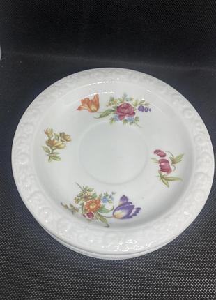 5 порцелянових блюдець  із серії maria sommerstrauß від німецького бренду rosenthal, прикрашеним характерним квітковим декором.
