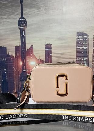 Сумка marc jacobs the snapshot в нежном пудрово-бежевом оттенке (светлый нюд) с фурнитурой под золото.