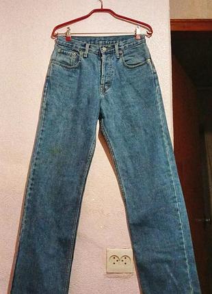 Классические голубые джинсы из плотного денима с потертостями от levi's
