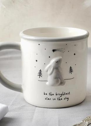 Біла керамічна чашка називається send with love stargazing hare і виготовляється компанією cgb giftware