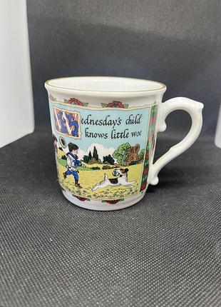 Колекційна порцелянова чашка серії «birthday mugs» з дизайном «wednesday's child»  royal worcester, створена за ілюстраціями художниці сью скаллард