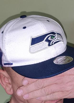 Стильная винтажная белая бейсболка-снепбек кепка seattle seahawks (nfl) mitchell &amp; ness.