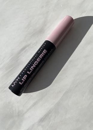 Чорна матова помада для губ nyx professional makeup lip lingerie xxl matte liquid lipstick - naughty noir