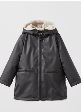 Дитяче пальто-дощовик від бренду zara (zara kids) із прогумованої водовідштовхувальної тканини чорного кольору.