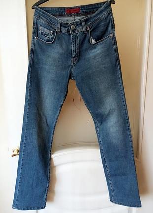 Стильные мужские джинсы 👖 классический синий цвет с легким освещением.