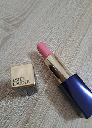 Помада estee lauder 
увлажняет 
придает яркий цвет