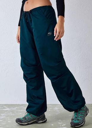 Жіночі спортивні штани-парашути iets frans... woven balloon pants темно-синього кольору